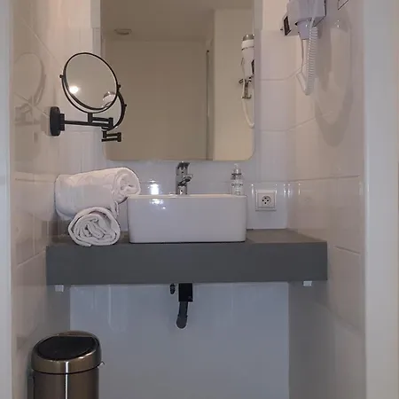 La Marine, Vieux Port Hotel 2*