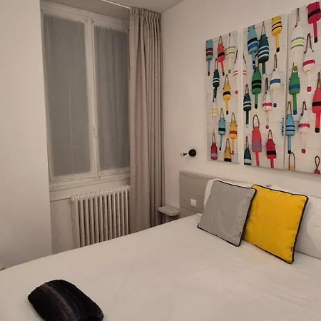 La Marine, Vieux Port 2*