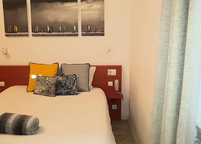 La Marine, Vieux Port 2*