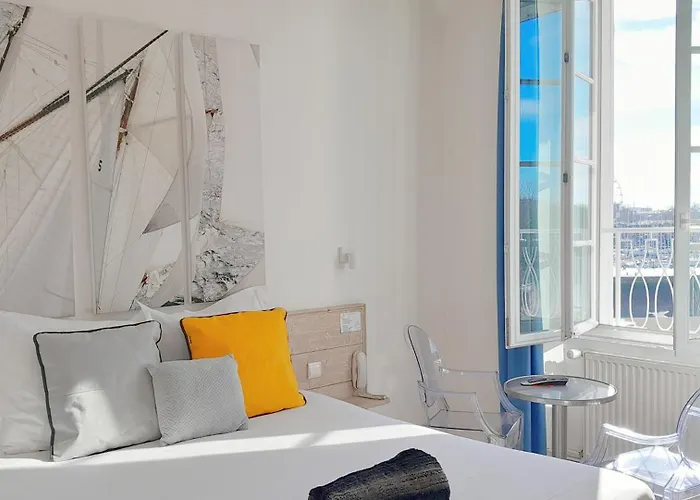 La Marine, Vieux Port Hotel 2*