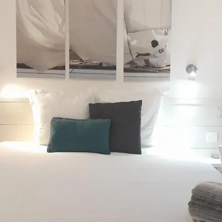 La Marine, Vieux Port 2*