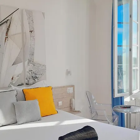 La Marine, Vieux Port Hotel 2*