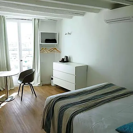 La Marine, Vieux Port Hotel 2*