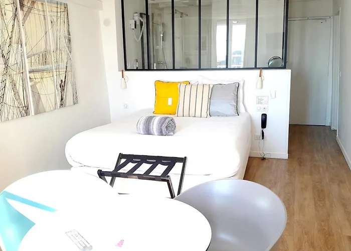 La Marine, Vieux Port Hotel 2*